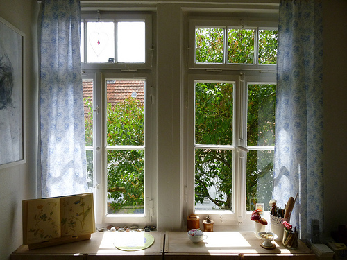 Say No to Clutter in your Tiny Apartment! (Photo by storebukkebruse)