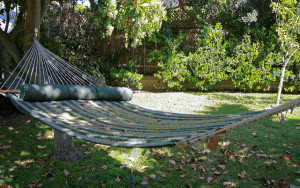 Hammock awaiting visitors by Living in Monrovia (CC BY-SA 2.0)